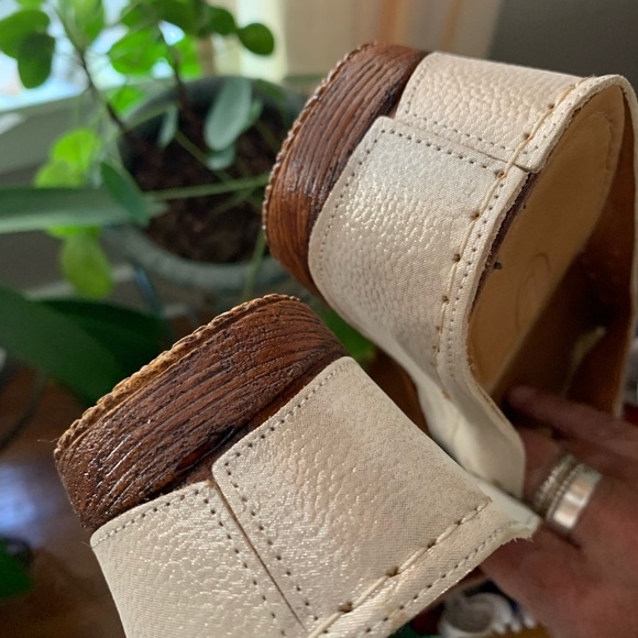 Slide sandals beige size 9 with fun flowers makes a statement - Picture 5 of 7